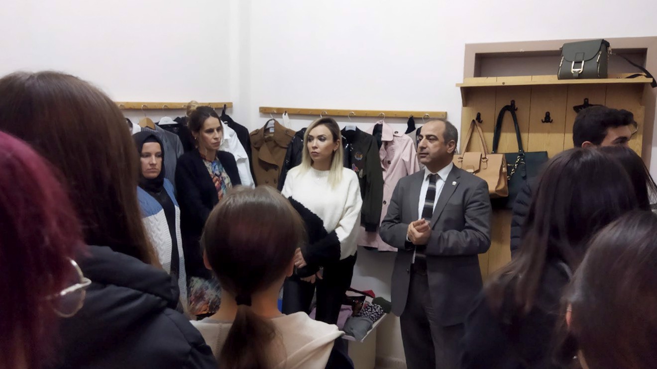 Selçuk Üniversitesinde “Askıda Giysi” uygulaması başlatıldı